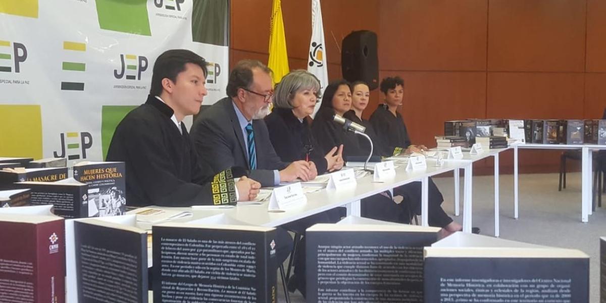 Director del Centro de Memoria Histórica, Gonzalo Sánchez, entregó los informes a la presidenta de la Sala de Reconocimiento de la Verdad, Julieta Lemeitre.