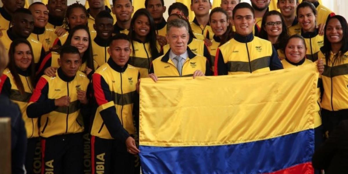 Juan Manuel Santos le hace entrega del pabellón nacional al ciclista Fabián Puerta, abanderado en las justas de Bolivia.