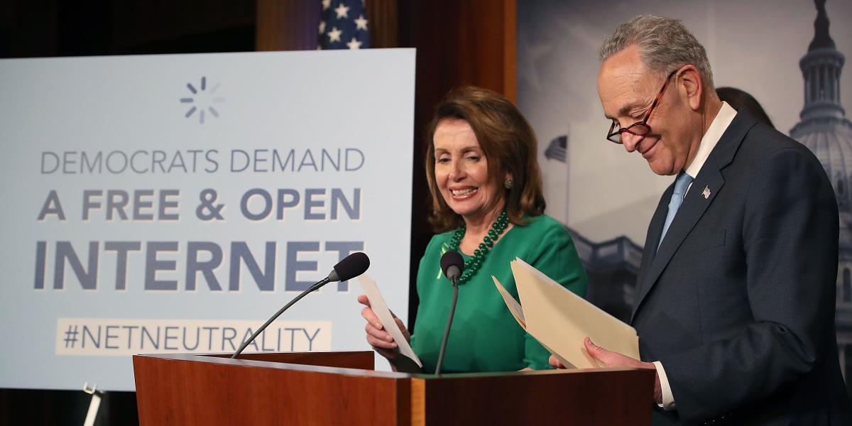 Los líderes demócratas del Congreso Charles Schumer y Nancy Pelosi, en su defensa de la neutralidad.