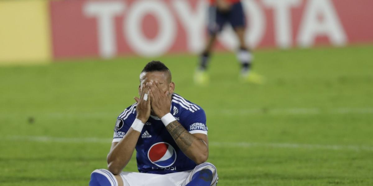 El lamento de Ayron del Valle, que se fue en blanco en el partido entre Millonarios e Independiente.