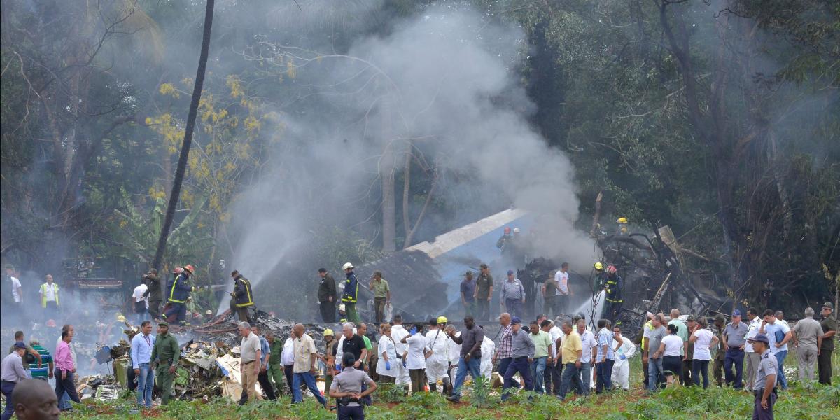 Los restos del avión son "un amasijo" negro de hierros y otros materiales, constató la AFP en el lugar.