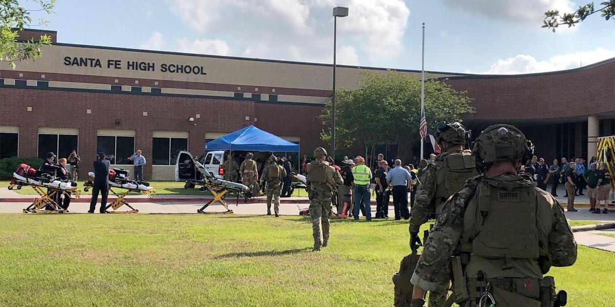 Miembros de la fuerza de seguridad y equipo médico en la escuela de Santa Fe, Texas, tras el ataque de un estudiante que mató a 10 personas.