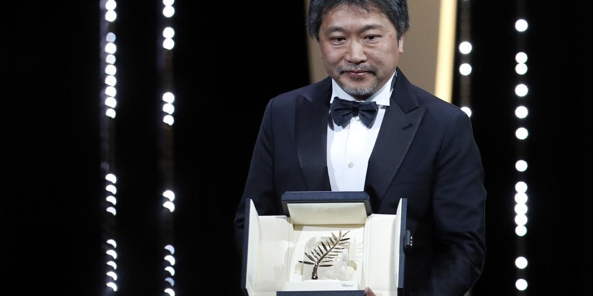 El japonés  Hirokazu Kore-Eda muestra orgulloso la Palma de Oro de Cannes, por su película Shoplifters.,