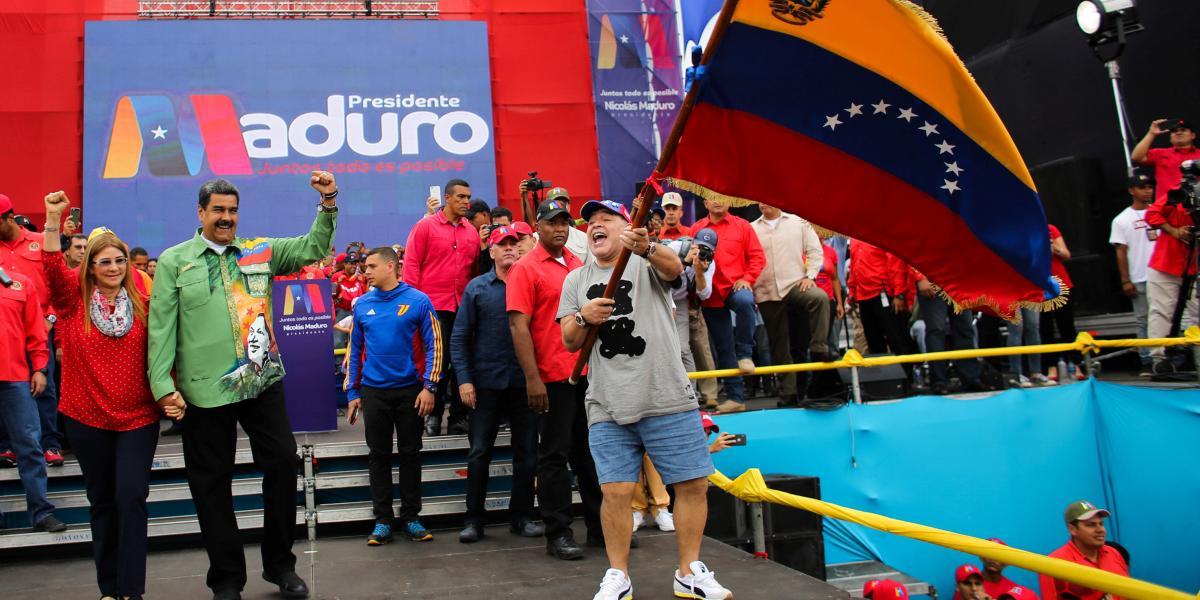 Durante su cierre de campaña, el presidente Maduro prometió resolver la crisis económica y convocar a diálogo con la oposición. En la foto, Diego Maradona ondea la bandera de Venezuela en apoyo al actual mandatario.