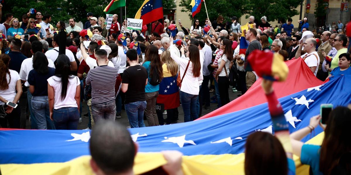 Un grupo de venezolanos protesta en Madrid contra las elecciones presidenciales de su país este 20 de mayo.