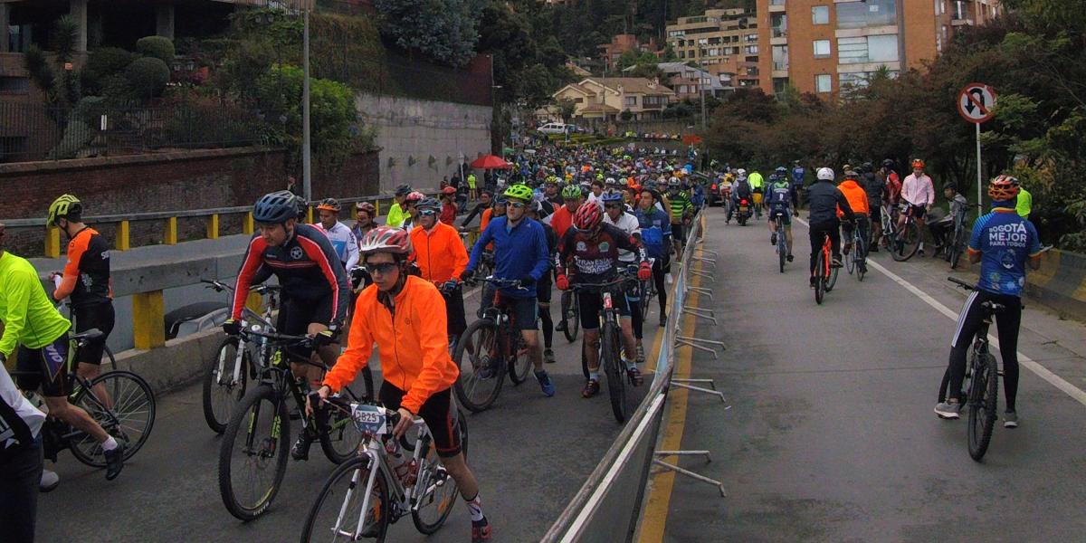 Panorama de la cronoescalada, en la que miles de bogotanos en sus bicicletas subieron el alto de Patios.