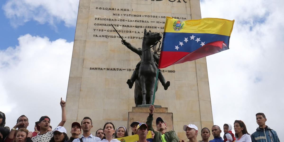 Venezolanos residentes en Bogotá protestaron en el monumento a los Héroes contra los comicios.