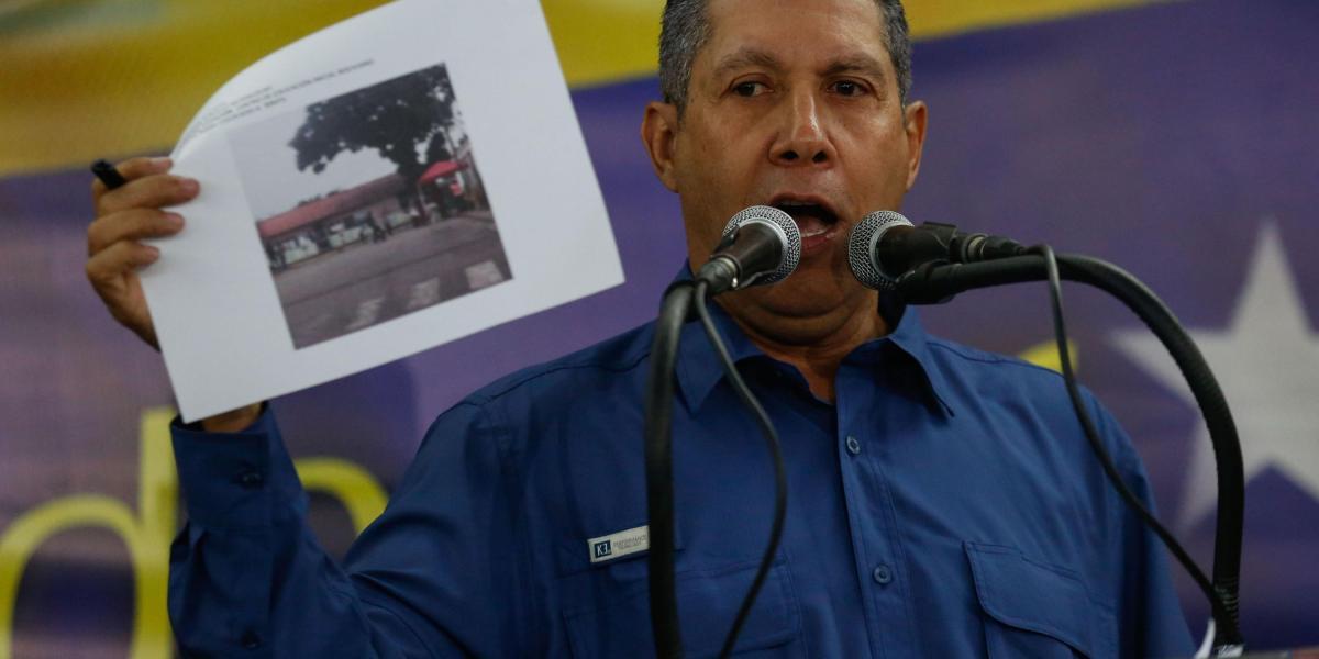 El candidato opositor Henri Falcón habla durante una rueda de prensa hoy, domingo 20 de mayo de 2018, en Caracas (Venezuela). Falcón afirmó que desconocerá los resultados de las elecciones presidenciales que se celebraron hoy por las reiteradas violaciones a los acuerdos preelectorales por parte del candidato a la reelección Nicolás Maduro.