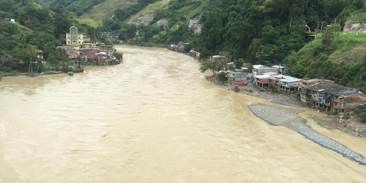 Así está, en este momento, el Río Cauca a su paso por Puerto Valdivia.