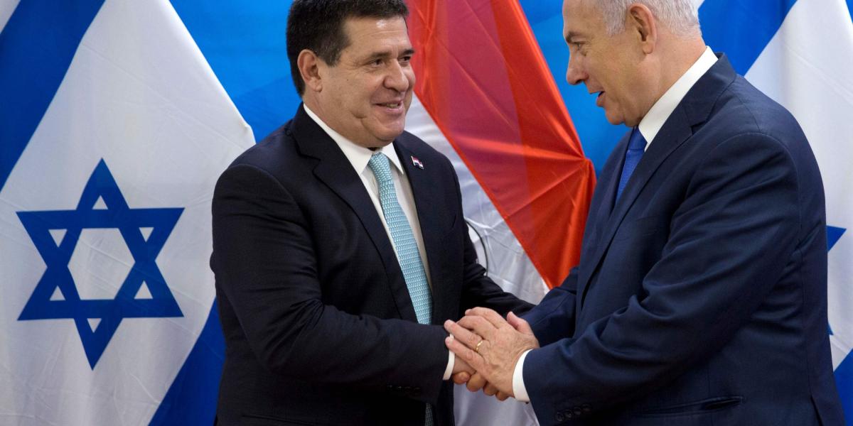 El presidente paraguayo, Horacio Cartes, junto con el primer ministro israelí, Benjamin Netanyahu, durante la inauguración de la embajada de Paraguay en Jerusalén.