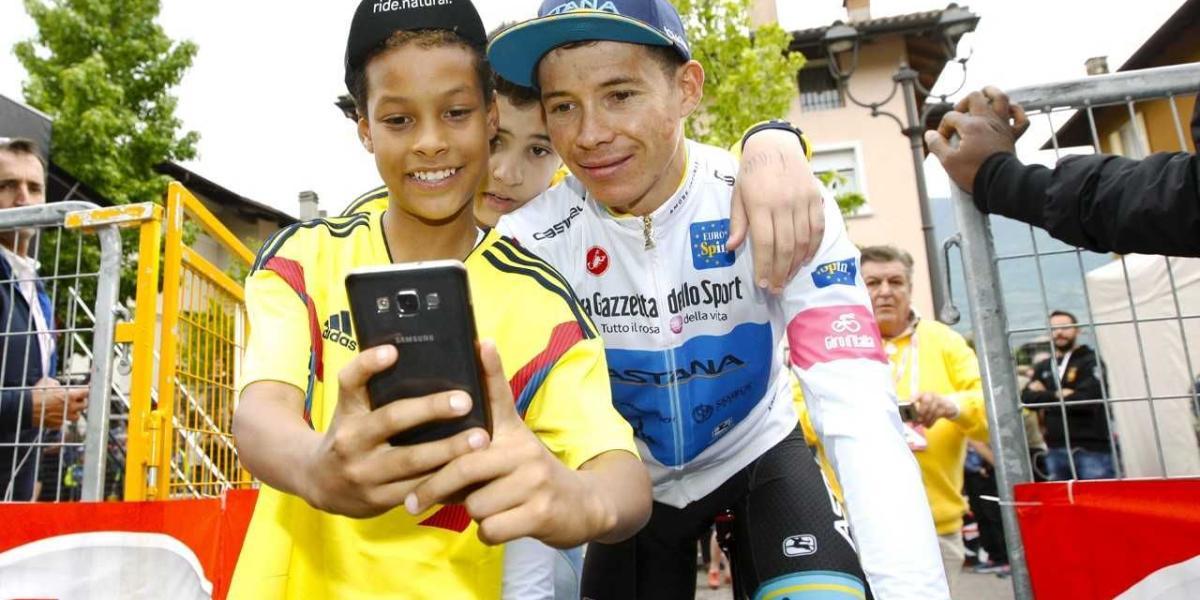 Miguel López y la afición colombiana en el Giro de Italia.