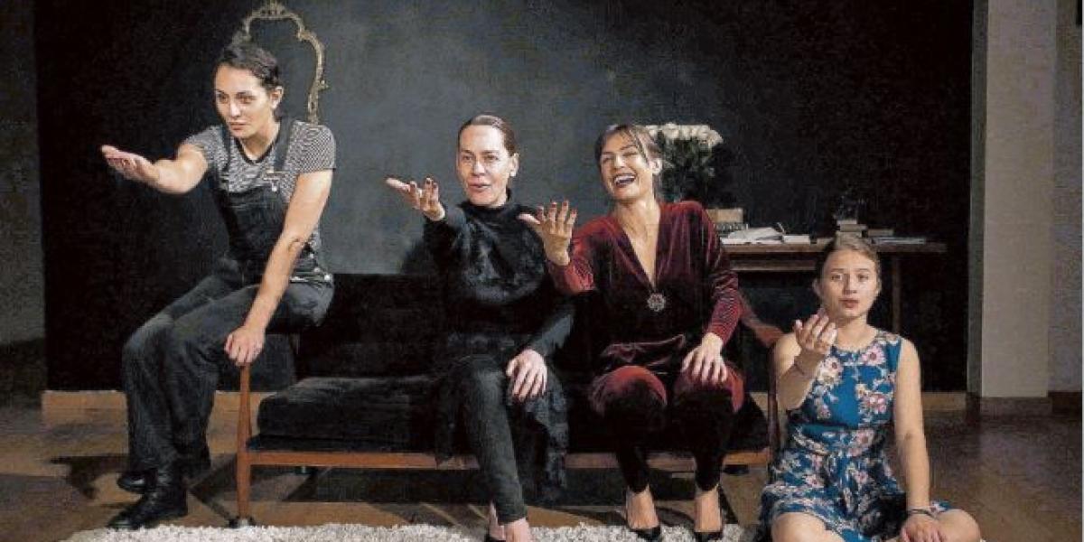 Las actrices Camila Valenzuela, Patricia Tamayo, Marcela Mar y Martina Toro en un ensayo previo a la función clandestina de ‘Carta de una desconocida’.