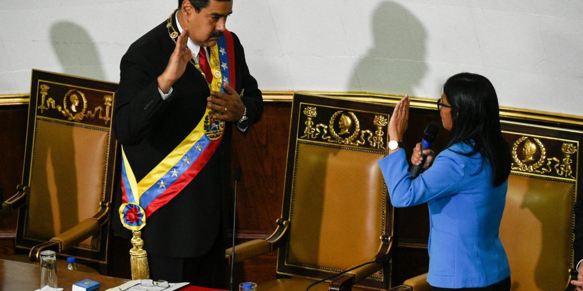 El presidente venezolano, Nicolás Maduro (i.), prestó juramento ante la presidenta de la Asamblea Nacional Constituyente, Delcy Rodríguez.