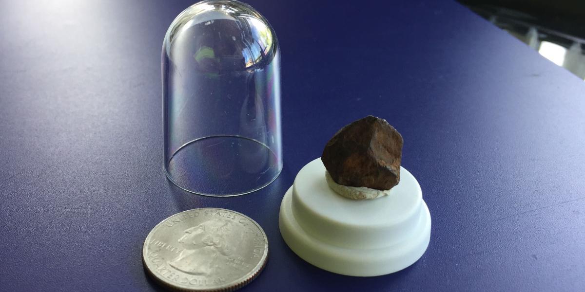 El meteorito está hecho, en su mayoría, de hierro y fue encontrado en los montes de Marruecos.
