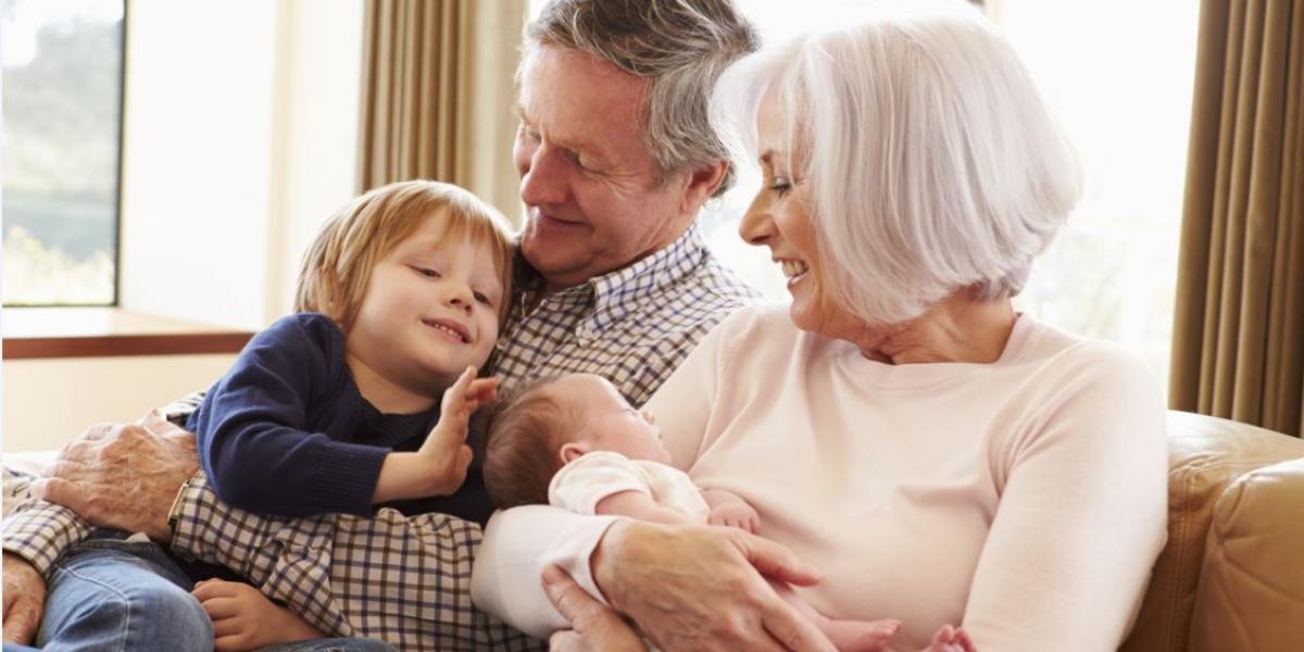 Los abuelos prolongan en la vida de sus nietos su experiencia y conocimiento.