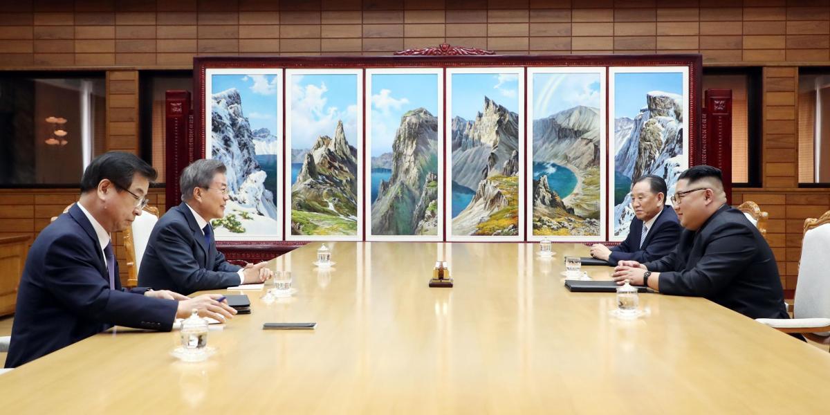 Según la presidencia surcoreana, ambos líderes se entrevistaron durante dos horas en la localidad de Panmunjom.