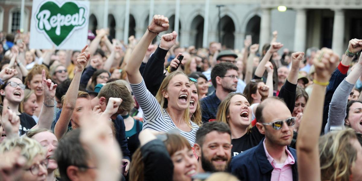 Irlandeses celebran la victoria del sí en el referéndum.