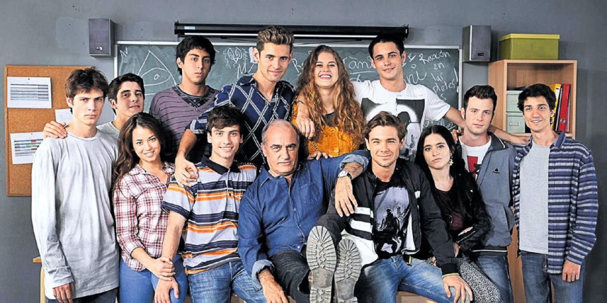El actor catalán Francesc Orella, en el centro de la imagen, acompañado de todo el elenco juvenil del ‘casting’ de la serie ‘Merlí’.
