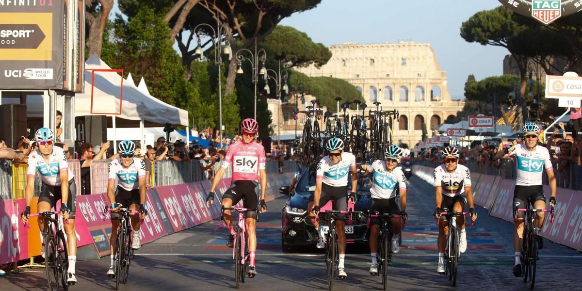 Chris Froome se coronó con el Giro de Italia, pasó la meta de la última etapa con su equipo el Sky.