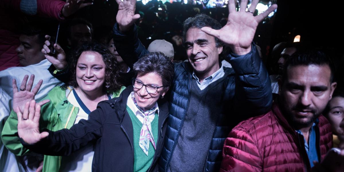 El candidato de la Coalición Colombia, Sergio Fajardo celebra junto a su fórmula a la Vicepresidencia Claudia López y la senadora electa por el partido Verde Angélica Lozano. Fajardo reconoció los resultados de las elecciones presidenciales de hoy