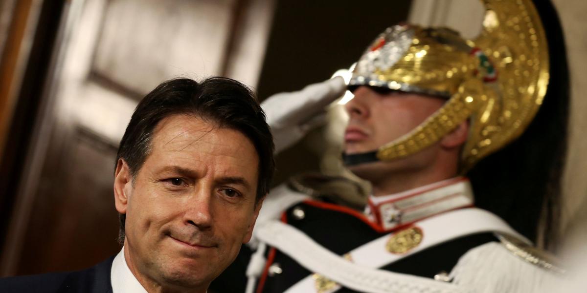El primer ministro designado Giuseppe Conte abandona el palacio del Quirinal tras su reunión con el presidente Sergio Mattarella. Tuvo que renunciar al no poder formar gobierno.