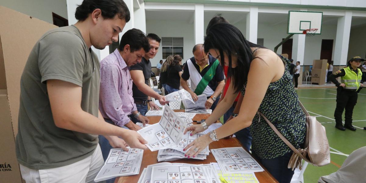 Jurados de votación contando los votos depositados en las urnas.