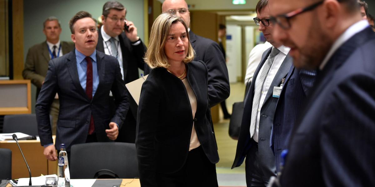 Federica Mogherini, jefe de la diplomacia europea, con algunos de los cancilleres de la Unión Europea, tras anunciar nuevas sanciones contra Venezuela.
