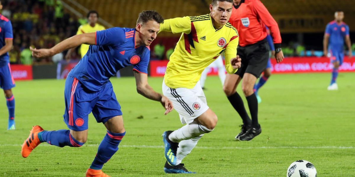 Santiago Arias (izq.) y James Rodríguez (der.) en la despedida de la Selección, el viernes pasado. Con esa combinación de colores jugará Colombia el Mundial.