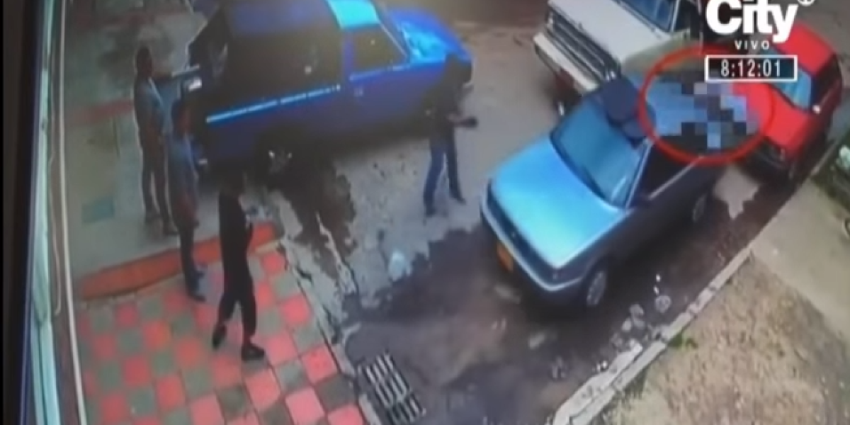 Delincuente embistió a dos personas para robar un carro