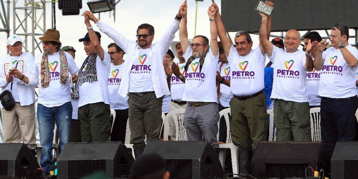 Esta imagen, que supuestamente muestra a miembros de Farc con camisetas de Colombia Humana fue intervenida.