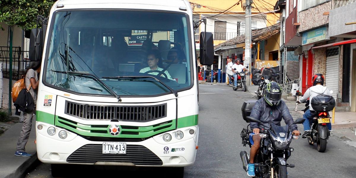Esta situación es frecuente en los sectores que cubren las rutas al metroplús: el pasajero ‘pone’ la mano y el bus se detiene.