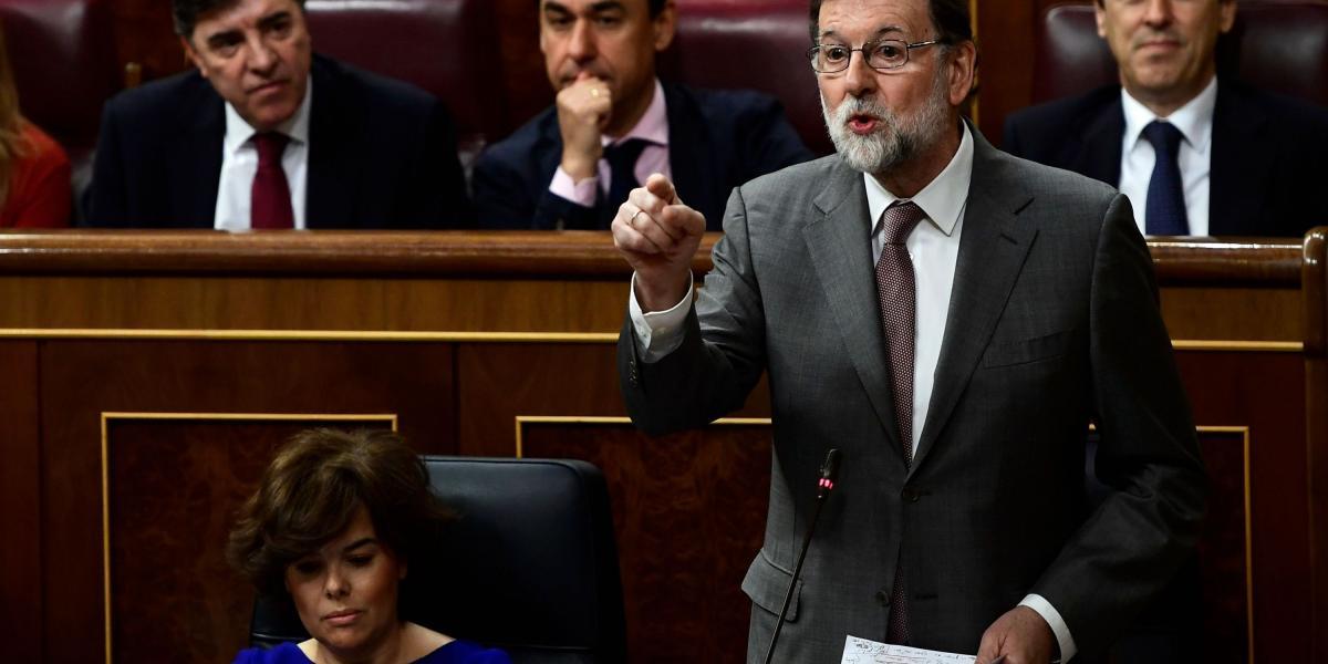 El presidente español, Mariano Rajoy, acusó a los socialistas de 'chantaje' para quedarse con su cargo.