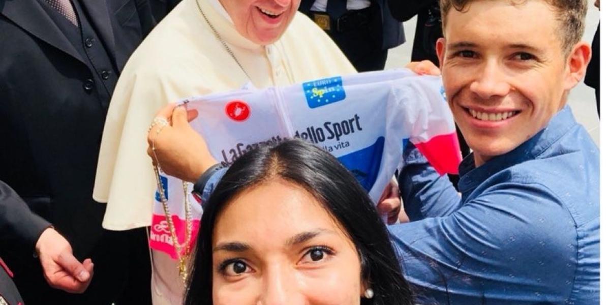 El ciclista Miguel Lópe le regaló la camiseta blanca de campeón de los jóvenes al Papa Francisco.