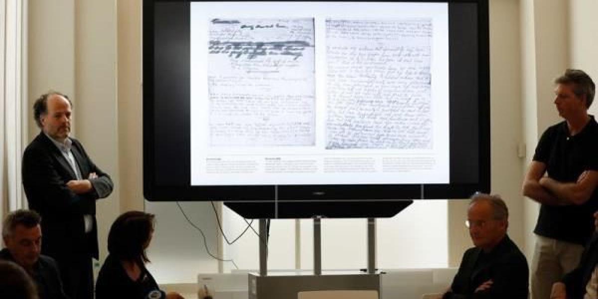Investigadores holandeses hacen el anuncio del contenido de las dos páginas que Ana Frank cubrió en su diario.