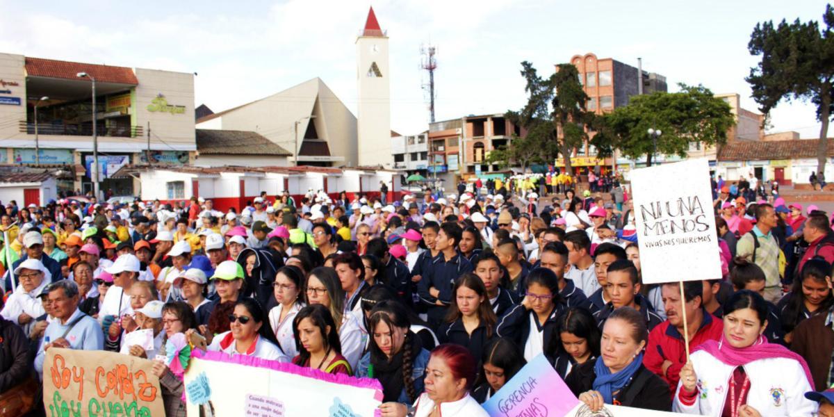 Cerca de 500 mujeres participaron ayer en la mañana en el plantón