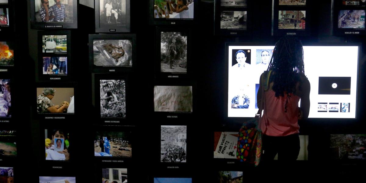 El Museo Casa de la Memoria fue creado en 2006, a partir de una iniciativa del Programa de Atención de Víctimas, de la Alcaldía de Medellín. Su fin es contribuir desde la memoria a la comprensión y superación del conflicto armado y las diversas violencias de la ciudad y del país. Allí espacios artísticos, fotografías, voces grabadas y escritos de quienes los esperan narran el dolor, la historia y la esperanza.