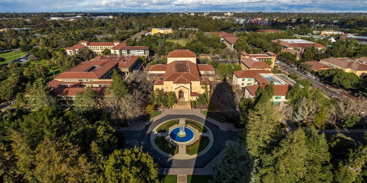 El tercer lugar lo ocupa la Universidad de Stanford, que está ubicada en Silicon Valley, en Estados Unidos. Entre sus exalumnos se incluyen 17 astronautas y 18 ganadores del Premio Turing.