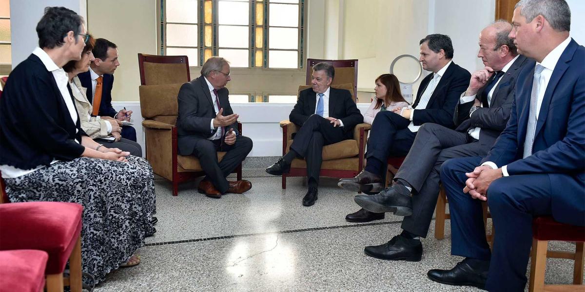 El presidente Juan Manuel Santos y el embajador en Bruselas, Sergio Jaramillo  reunidos con diplomáticos de ese país.