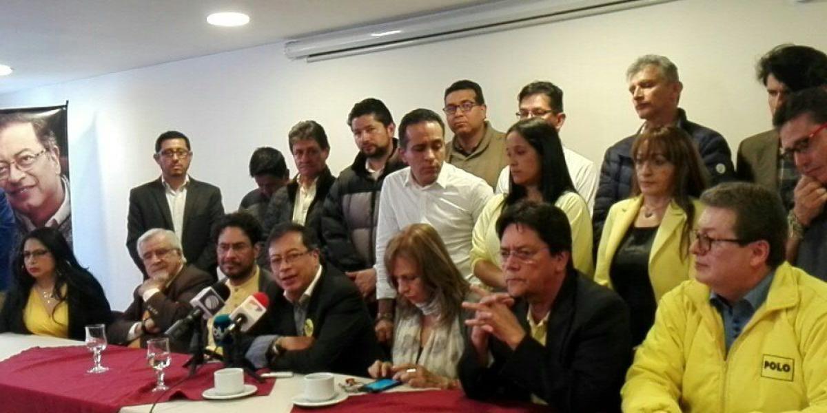 Congresistas y dirigentes del partido Polo Democrático, en el acto de oficialización de su apoyo a Gustavo Petro, con el candidato de Colombia Humana