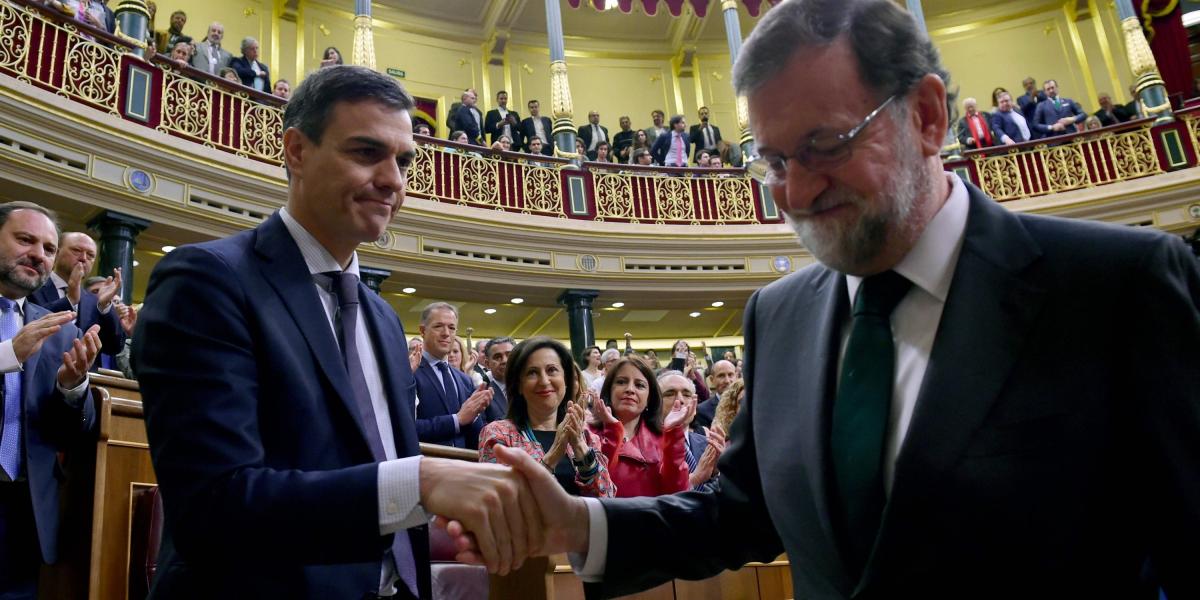 Pedro Sánchez (i.) se convirtió en presidente del gobierno español, tras impulsar una moción de censura contra Mariano Rajoy.