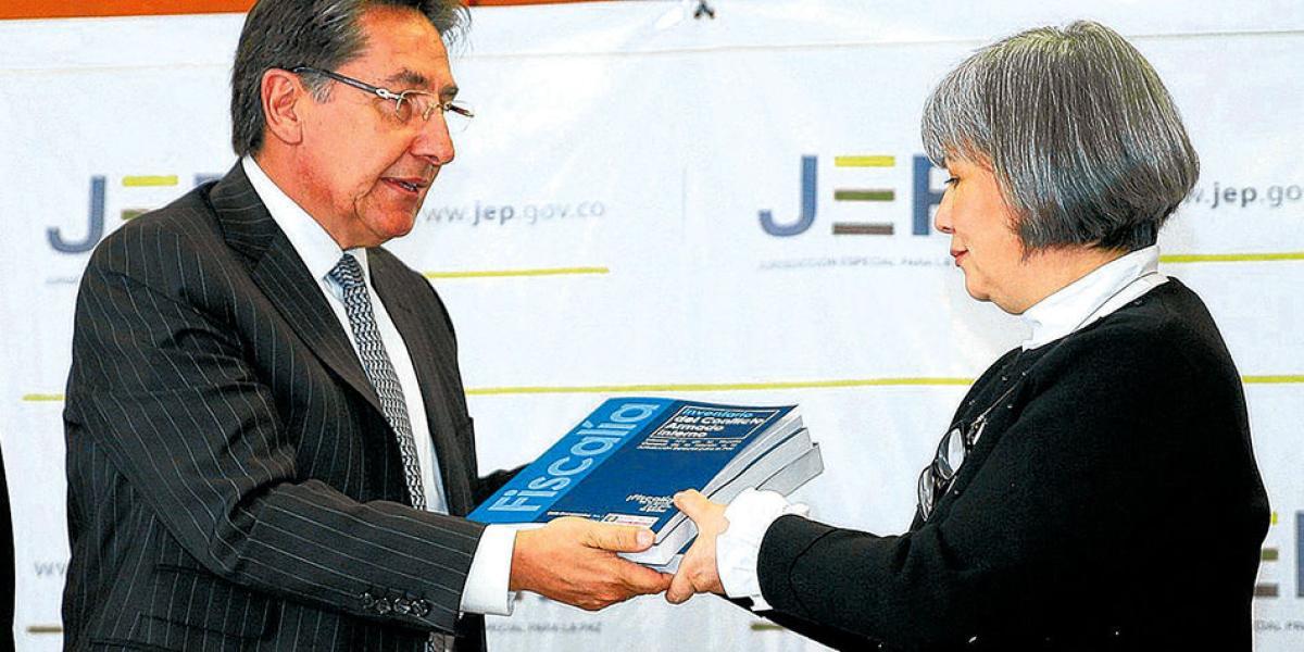 El fiscal Néstor Humberto Martínez entregó a la presidenta de la JEP, Patricia Linares, los primeros expedientes para comenzar juicios. Con ellos, la magistrada Julieta Lemaitre.