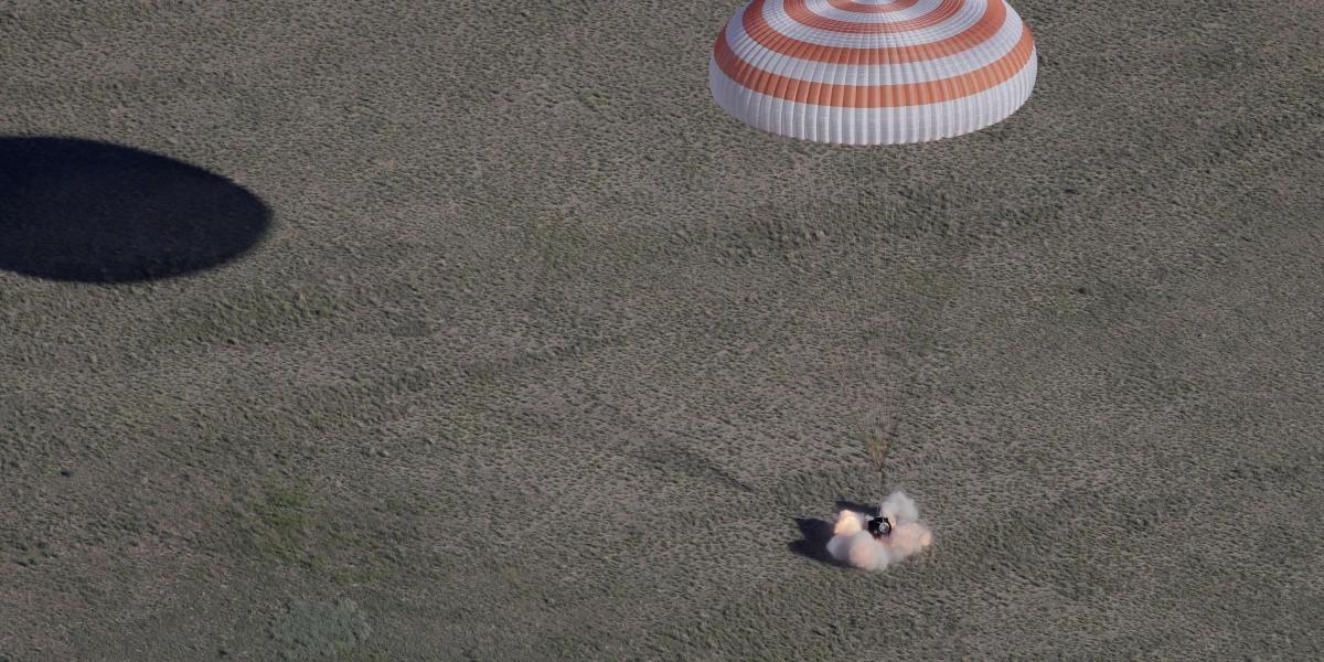 Momento en el que la cápsula espacial Soyuz MS-07 aterriza en la Tierra.