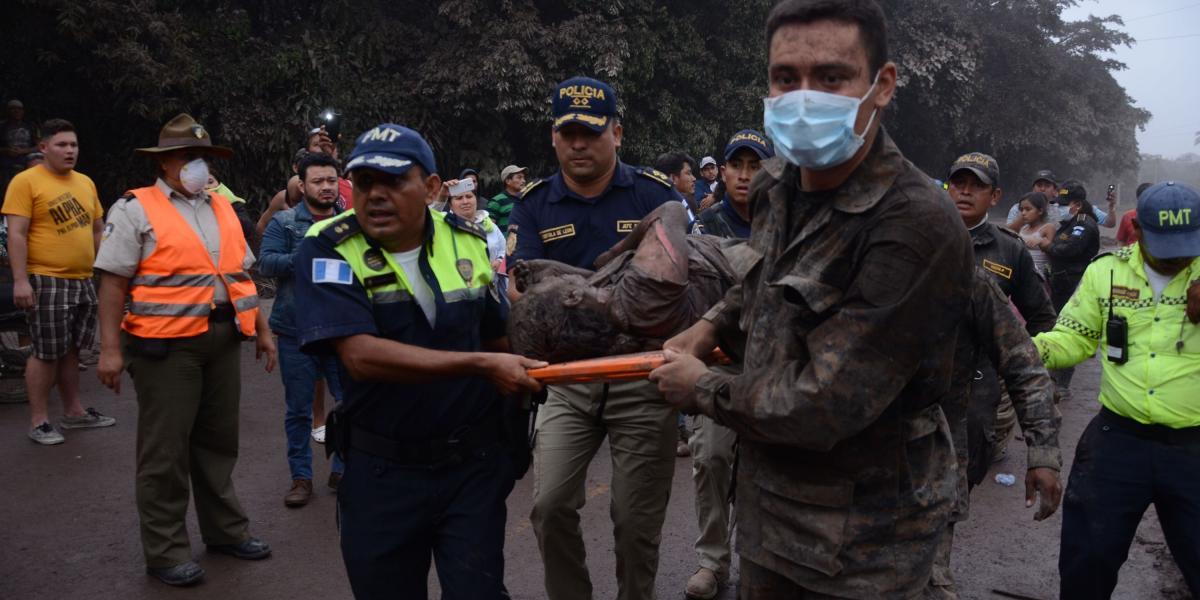 Un grupo de trabajadores de los equipos de rescate de Guatemala trasladan a un herido en El Rodeo, Escuintla, luego de la erupción del volcán de Fuego, que ha dejado al menos 25 muertos.