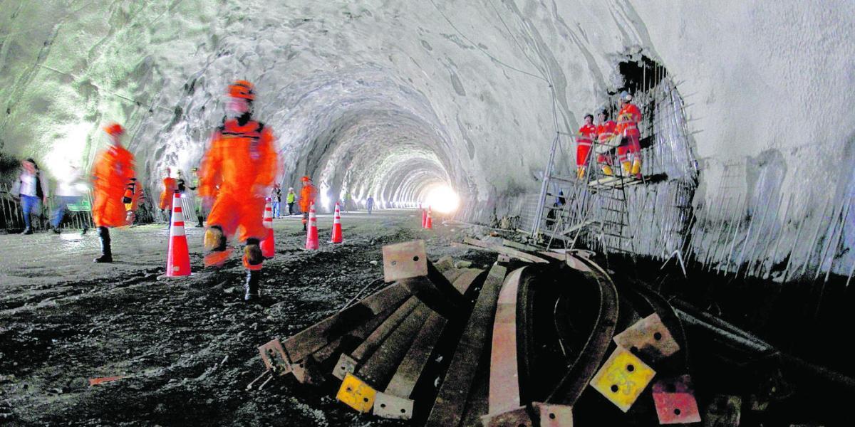 Obras, como la del túnel de Oriente, son claves en la competitivi-
dad de Antioquia.