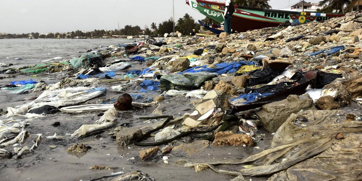 La bahía de Hann en Dakar, capital de Senegal, cubierta de basura y desechos plásticos que contaminan la playa y el mar.