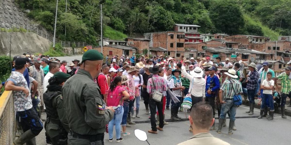 Los campesinos bajaron desde sus tierras a la orilla del río Cauca para protestar de manera pacífica.
