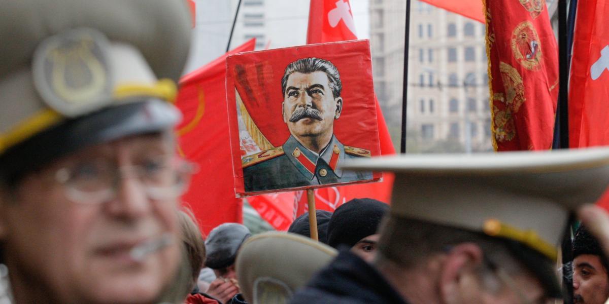 Los líderes de la Unión Soviética, como Stalin, engañaron a campesinos y trabajadores para oprimirlos, dice el autor.