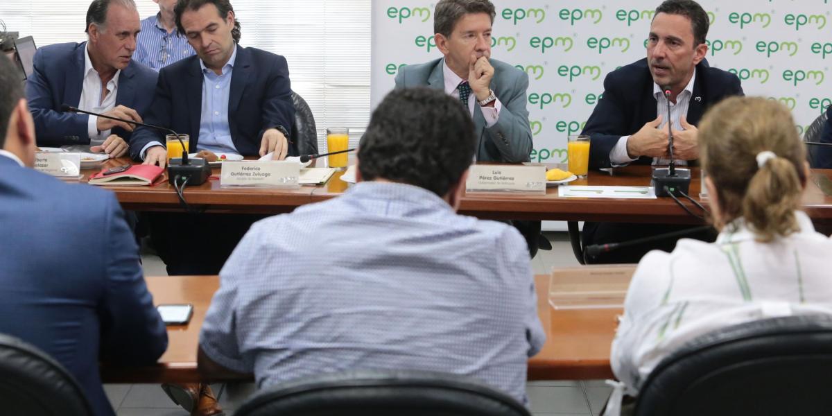 Se realizó en el edificio EPM una reunión entre directivos de EPM, el alcalde de Medellín y los gobernador de Antioquia, Bolívar, Sucre, Atlántico, además de los alcaldes de v municipios en riesgos por Hidroituango