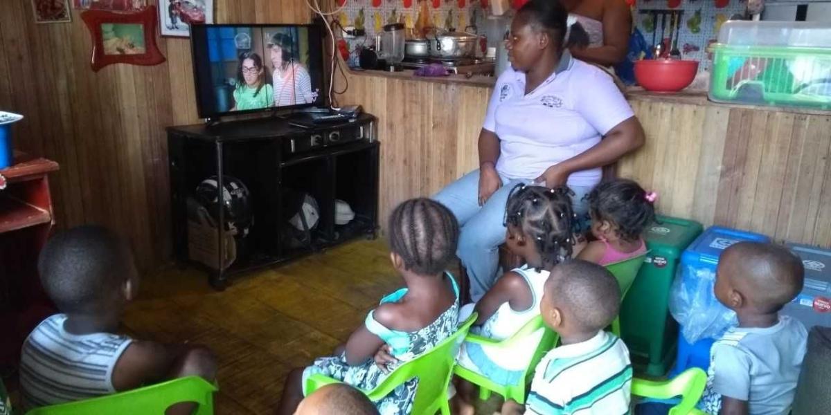 Niños de Hogar del ICBF de Buenaventura ven televisión.