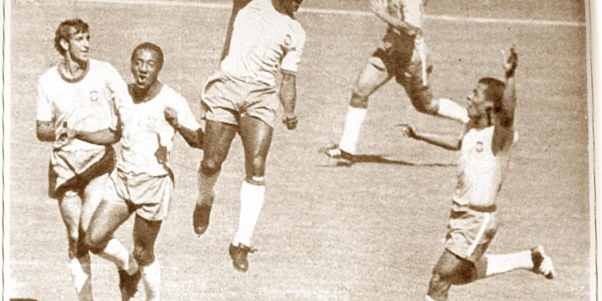 En su último Mundial, Pelé hizo célebre su salto de celebración de los goles, como aquí, junto a Jairzinho, Paulo Cesar, Piazza y al fondo, Tostao.